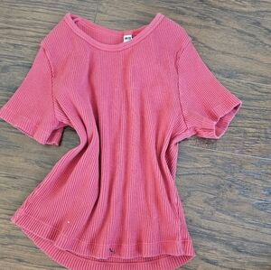 👕🦄 Uniqlo Limited Edition Red T-Shirt for Kids in Size S. 🎉